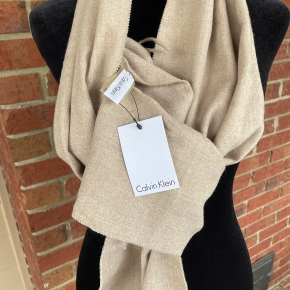 Calvin Klein Soft Beige Fringe Scarf – New with Tags - Picture 2 of 6